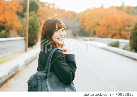 高中女生走在秋天的城市 70036832