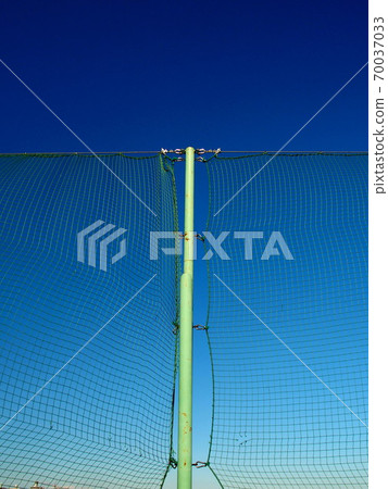 早春河床地面網和藍天 70037033