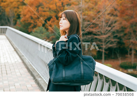 高中學生在等公共汽車 70038508