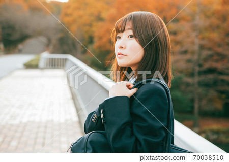 High school student waiting for the bus 70038510