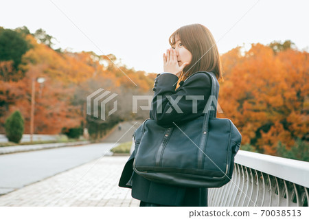 High school student waiting for the bus 70038513