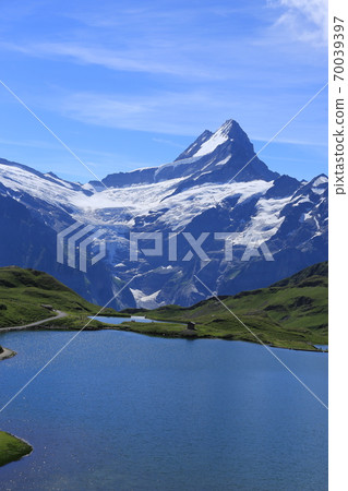Blue sky, Bachalpsee and Schreckhorn (Switzerland) 70039397