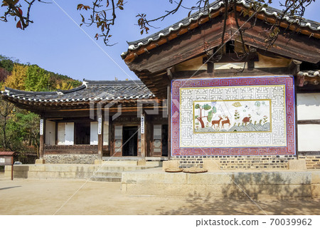 Folk village walk 70039962