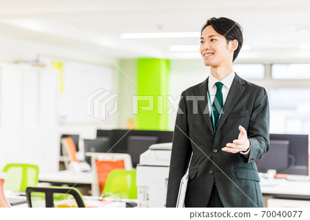 站在辦公室的人 站在辦公室的人 70040077