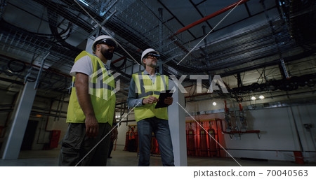 Employees discussing power station workshop 70040563