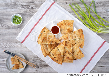Scallion pancake Taiwan snack scallion pancake Taiwan snack 扬げ 焼き葱入り饼 70041053