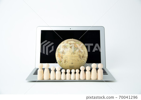 Laptop globe peg doll Laptop globe peg doll 70041296