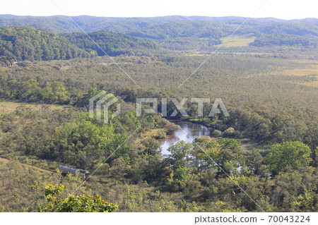 穿越ami路濕地的草間本線的汽車 穿越ami路濕地的草間本線的汽車 70043224