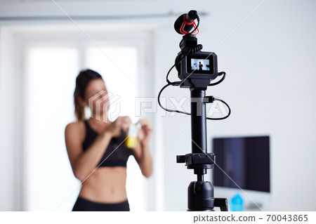 fit influencer talking about oat bar 70043865