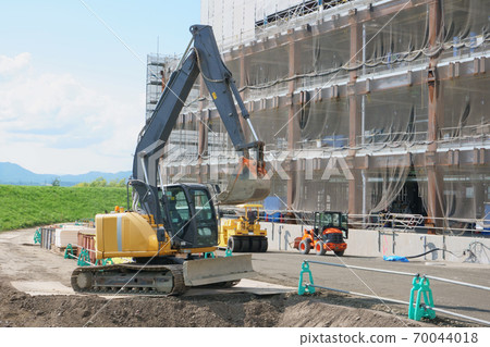 Civil work with power shovel 70044018