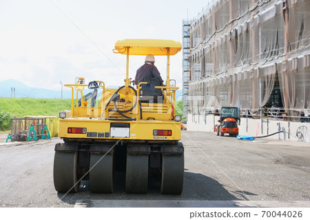 用輪胎壓路機壓實地面 用輪胎壓路機壓實地面 70044026