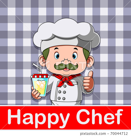 The chef holding the fresh drink with the ice inside the cup 70044712