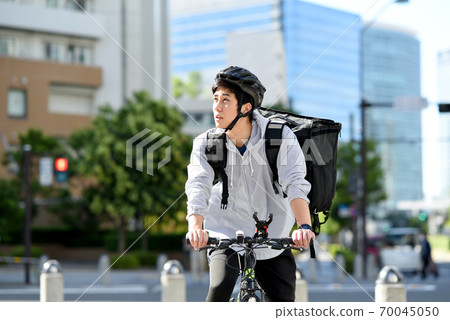 送貨人騎自行車送貨 送貨人騎自行車送貨 70045050