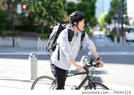 送貨人騎自行車送貨 送貨人騎自行車送貨 70045128