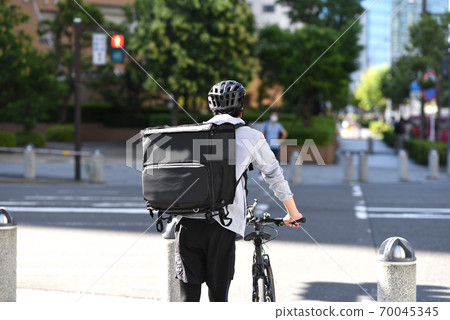 送貨的男子騎自行車的背影 70045345