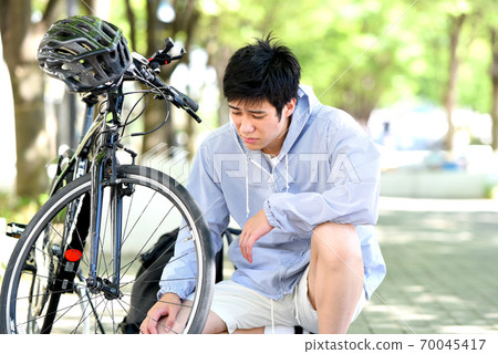 年輕人有自行車的麻煩 年輕人有自行車的麻煩 70045417