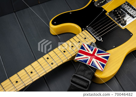 American classic electric guitar with metallic clasp of the British flag "Union Jack" on the strap 70046482