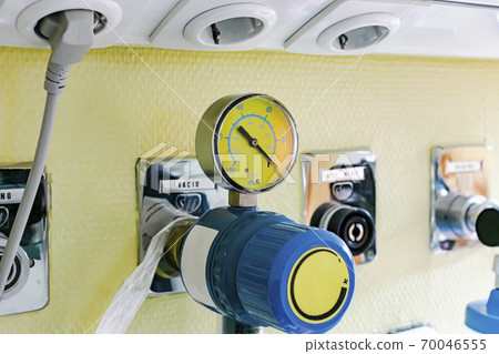 Pressure gauge with vacuum regulator to suction in a hospital room 70046555
