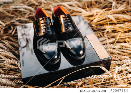 Classic black men's shoes are in the field on what.Shoes are on the box 70047384