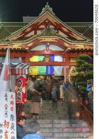[東京上野]在神谷橫町的德大寺，用新年燈籠裝飾的引道上的樓梯夜景，其中供奉著Marishiten。 70048628