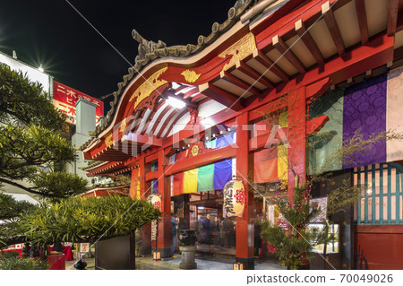 [Ueno, Tokyo] Night view of the stairs on the approach road decorated with New Year's lanterns and Kadomatsu at Tokudaiji Temple, which is located in Ameyokocho and enshrines Marishiten. 70049026