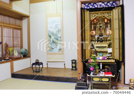 在佛教祭壇和日本房屋的地板之間 70049446