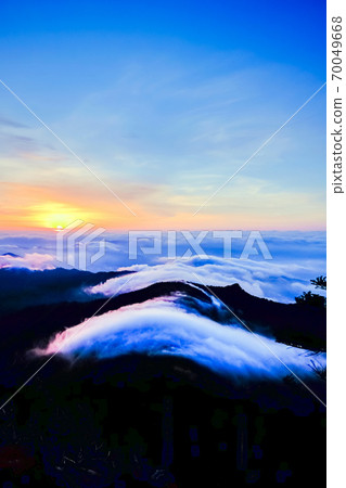 Sunrise at the summit of Mt. Misen (vertical) 70049668
