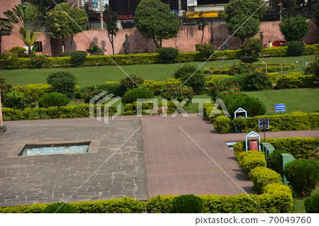 在孟加拉國達卡未完成的城堡廢墟中的Larberg Fort花園中流浪狗行走 70049760