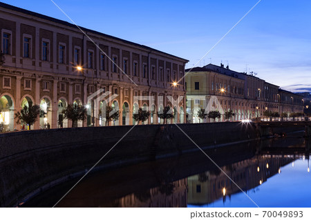 The river flowing through the city 70049893
