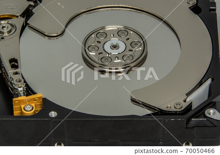 打開蓋子，在硬盤驅動器（HDD）內 70050466