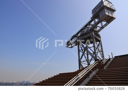 橫濱新港碼頭的鎚頭起重機 70050826