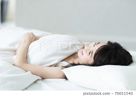 女性起床早上起床的生活方式 70051540