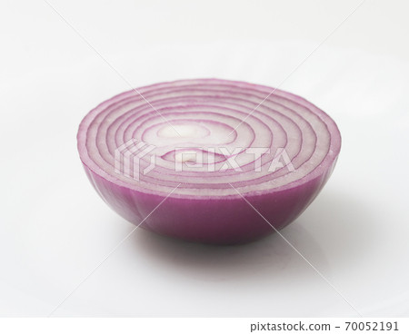 Round slices and cross sections of red onions. Close-up shooting. 70052191