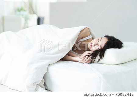 Women's morning, deep sleep, sleeping lifestyle Women's morning, deep sleep, sleeping lifestyle 70052412