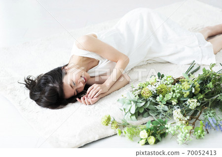 Female flower bouquet botanical sleeping lifestyle Female flower bouquet botanical sleeping lifestyle 70052413