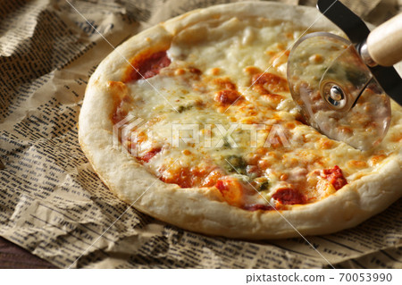 披薩切成英文報紙 披薩切成英文報紙 70053990