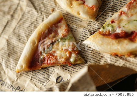 披薩切成英文報紙 披薩切成英文報紙 70053996