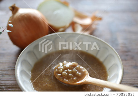 洋蔥切碎的琥珀湯 70055055