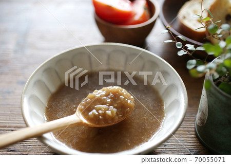 洋蔥切碎的琥珀湯 70055071