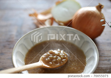 洋蔥切碎的琥珀湯 70055073