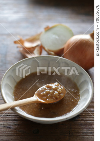 洋蔥切碎的琥珀湯 70055076