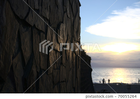 反射黃昏時從海灘射入的光的牆面 70055264