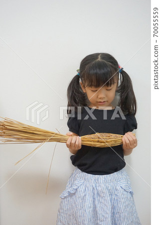 納豆在稻草中的兒童 70055559