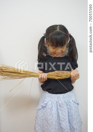 納豆在稻草中的兒童 70055560