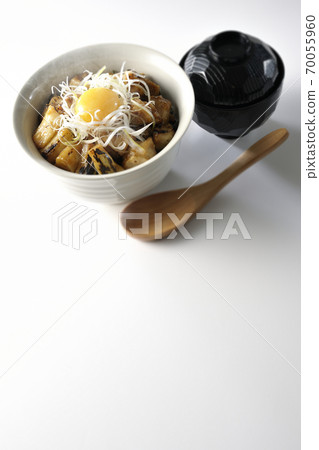 Hot bowl with white onion and egg yolk on charcoal-grilled yakitori, miso soup and wooden spoon (white background) 70055960