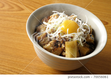 在木炭烤雞上放一碗白髮蔬菜和蛋黃 70056061