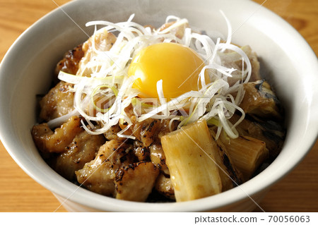 在木炭烤雞上放一碗白髮蔬菜和蛋黃 70056063