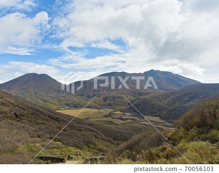 Autumn leaves of Mt. Taisen, Kuju Mountain Range, Oita Prefecture Autumn leaves of Mt. Taisen, Kuju Mountain Range, Oita Prefecture 70056103
