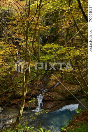 鹽原Sukkanzawa山間溪流和簾瀑布 70056154