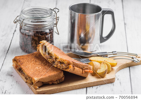 早餐形象熱三明治 70056894